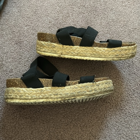 Steve madden strapped platforms - Picture 2 of 3